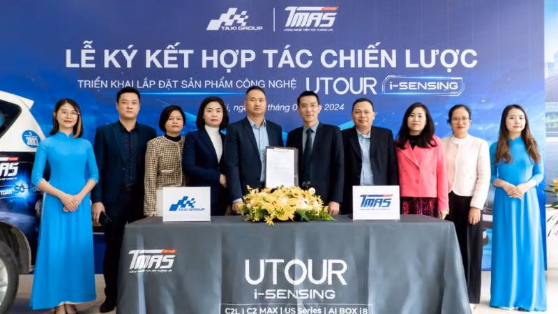 Hãng Taxi Group ký kết hợp tác chiến lược với TMAS Việt Nam trong việc ứng dụng sản phẩm UTOUR trên xe taxi của hãng để nâng cao an toàn lái xe.