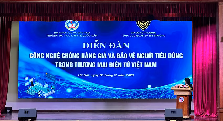 Đại biểu trình bày tham luận tại Diễn đàn công nghệ chống hàng giả và bảo vệ người tiêu dùng trong thương mại điện tử.