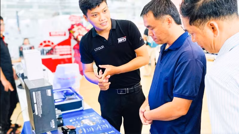 Người tiêu dùng nghe tư vấn về công nghệ hỗ trợ lái xe an toàn trên sản phẩm UTOUR