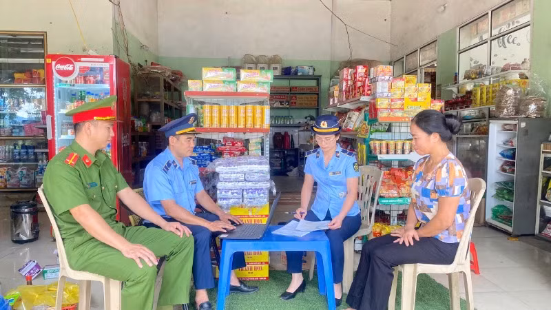 Lực lượng Quản lý thị trường tỉnh Thanh Hoá kiểm tra hoạt động sản xuất, lưu thông hàng hóa trên địa bàn.