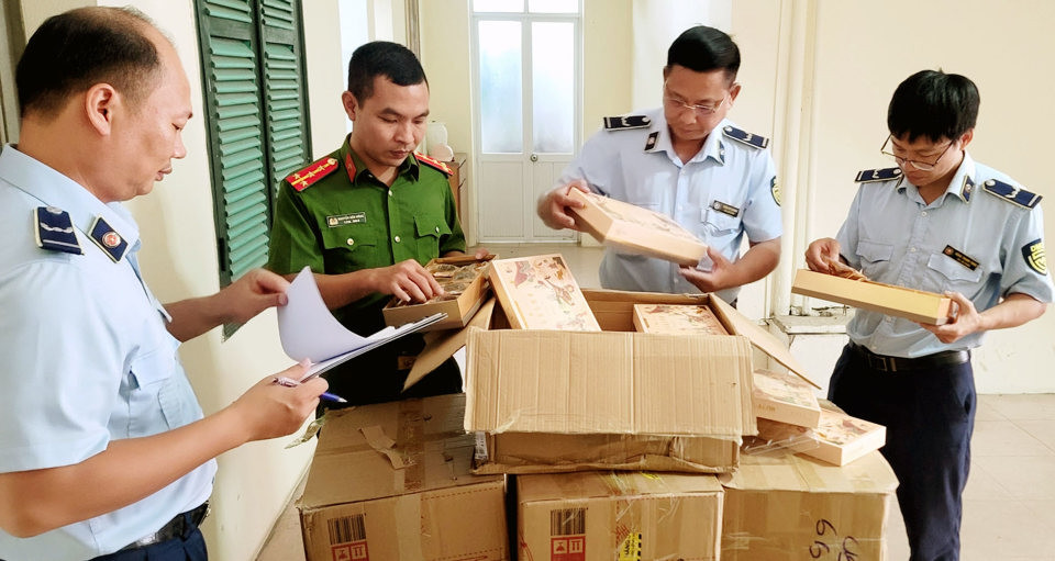 Lực lượng chức năng kiểm tra hàng hóa vi phạm.