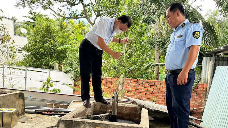 Lực lượng quản lý thị trường tỉnh Hậu Giang kiểm tra hàng hóa là xăng dầu vi phạm.