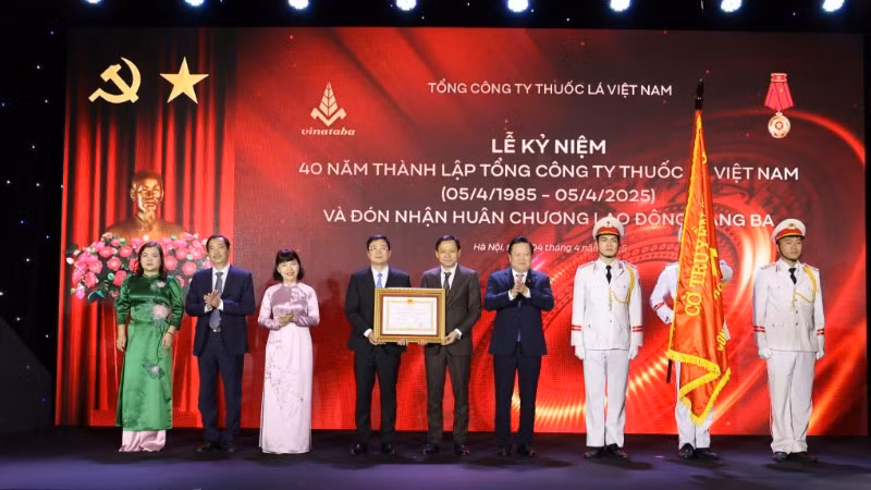 Đồng chí Nguyễn Hoàng Anh thừa ủy quyền của Chủ tịch nước trao tặng Vinataba Huân chương Lao động hạng Ba