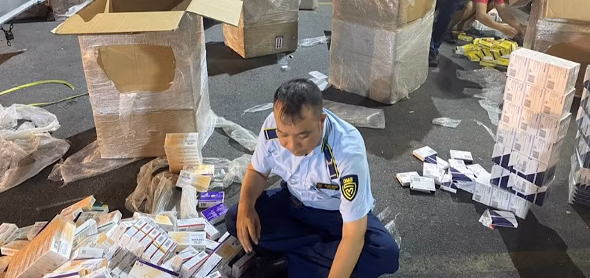 Lực lượng Quản lý thị trường tiến hành kiểm đếm, thu giữ số lượng lớn thuốc tân dược không rõ nguồn gốc