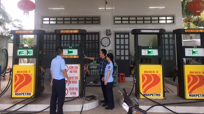 Lực lượng quản lý thị trường thành phố Cần Thơ kiểm tra một cửa hàng kinh doanh xăng dầu trên địa bàn kinh doanh xăng RON 95-III không đạt chất lượng.