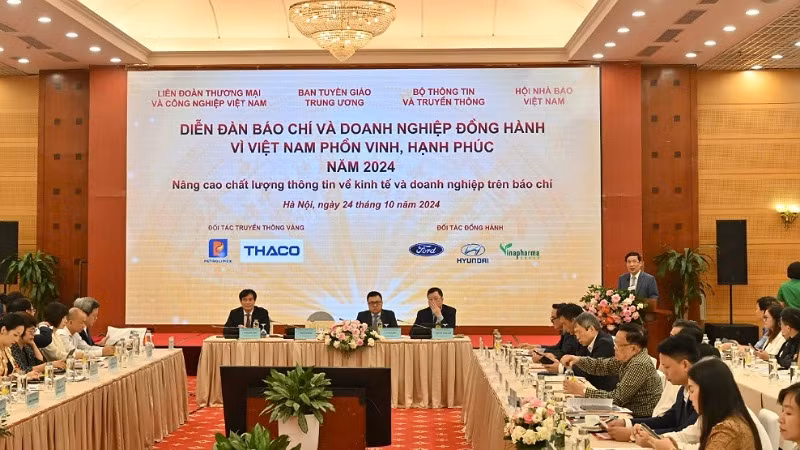 Quang cảnh diễn đàn Báo chí và Doanh nghiệp đồng hành vì Việt Nam phồn vinh, hạnh phúc năm 2024.