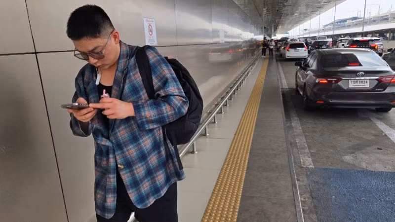 Người dân Thái Lan vô tư sử dụng thuốc lá điện tử tại nơi công cộng, nơi ở ngay phía sau có biển cảnh báo cấm hút thuốc.