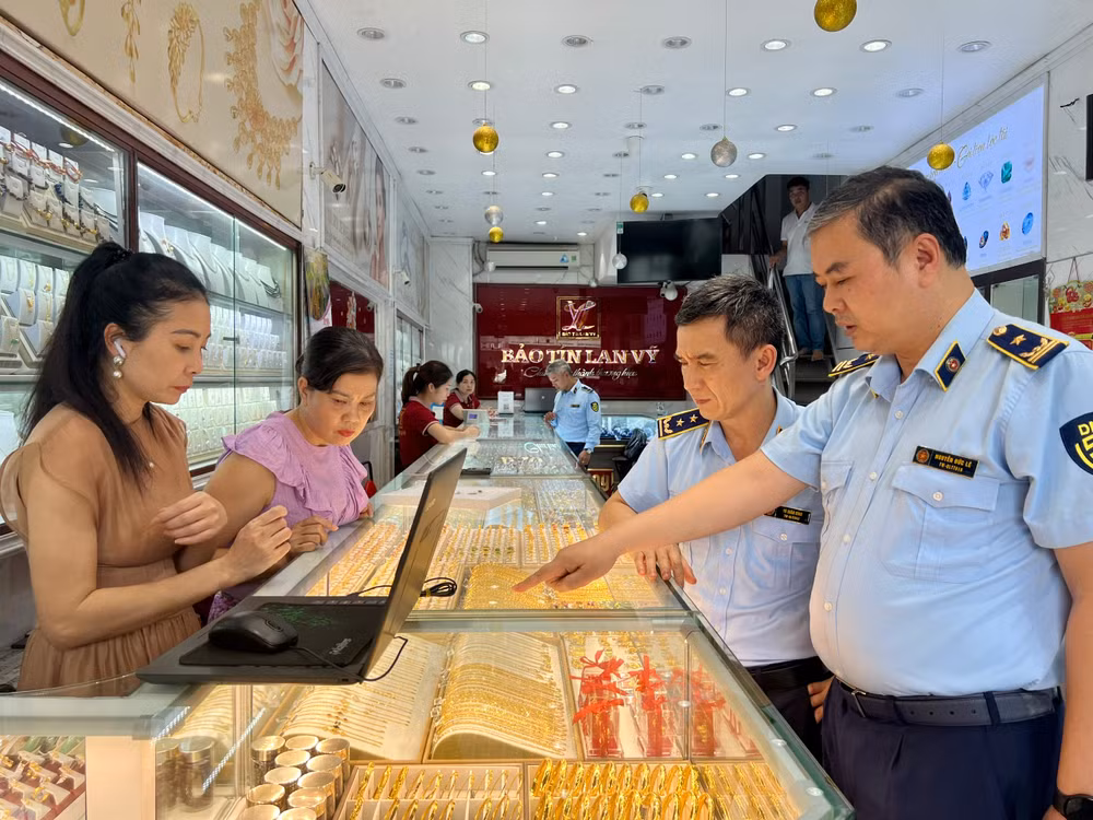 Phó Cục trưởng Nghiệp vụ Quản lý thị trường Nguyễn Đức Lê chỉ đạo kiểm tra tại các cơ sở kinh doanh vàng.