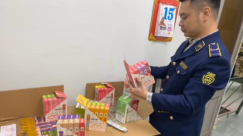 Một số sản phẩm thuốc lá điện tử được lực lượng quản lý thị trường thành phố Hà Nội thu giữ. (Ảnh: QUYÊN LƯU)