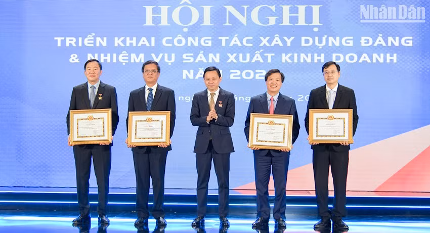 Đồng chí Hồ Lê Nghĩa, Bí thư Đảng ủy, Chủ tịch HĐTV VINATABA trao tặng giấy khen của Đảng ủy Tổng công ty cho các Đảng bộ cơ sở hoàn thành xuất sắc nhiệm vụ năm 2023.