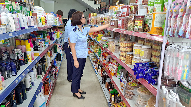 Lực lượng quản lý thị trường tỉnh Thái Nguyên kiểm tra, kiểm soát hàng hóa.