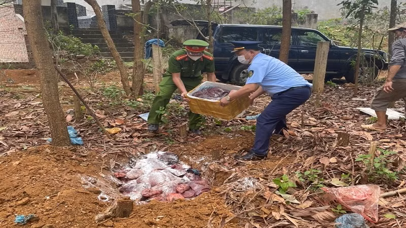 Lực lượng chức năng tiêu hủy số hàng hóa là thực phẩm bẩn.