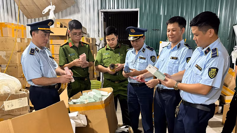 Lực lượng chức năng kiểm tra số hàng hóa vi phạm.