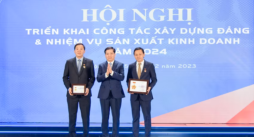 Đồng chí Nguyễn Long Hải, Ủy viên Dự khuyết Ban chấp hành Trung ương Đảng, Bí thư Đảng ủy Khối Doanh nghiệp Trung ương trao Kỷ niệm chương cho lãnh đạo VINATABA