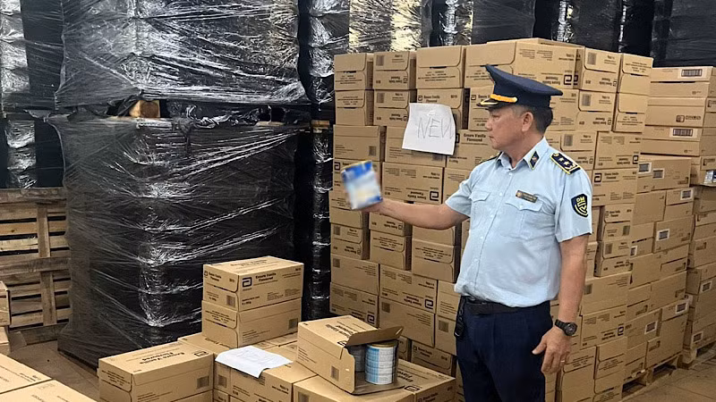 Lực lượng Quản lý thị trường tỉnh Bình Dương kiểm tra các sản phẩm sữa bột bị làm giả tại cơ sở của V.T.C.