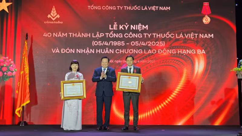 Đồng chí Nguyễn Hoàng Anh thừa ủy quyền Chủ tịch nước trao tặng Huân chương Lao động hạng Nhì cho 2 đồng chí lãnh đạo Vinataba