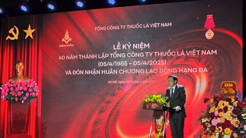 Chủ tịch HĐTV Vinataba Hồ Lê Nghĩa phát biểu tại buổi lễ
