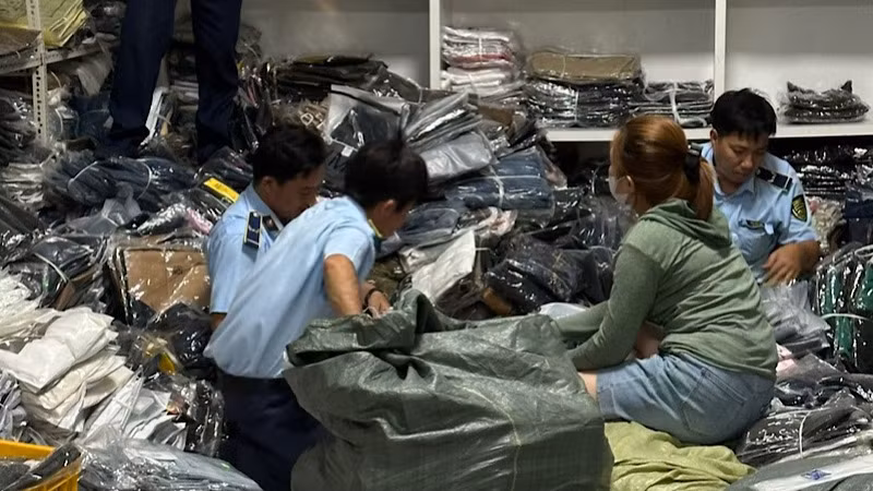 Lực lượng Quản lý thị trường tỉnh Cà Mau thực hiện kiểm đếm hàng hoá vi phạm tại cơ sở kinh doanh do bà Nguyễn Thị Mai làm chủ.