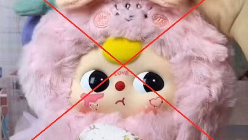 Hình ảnh sản phẩm đồ chơi búp bê baby three được cho in hình giống "đường lưỡi bò" vi phạm chủ quyền lãnh thổ Việt Nam.