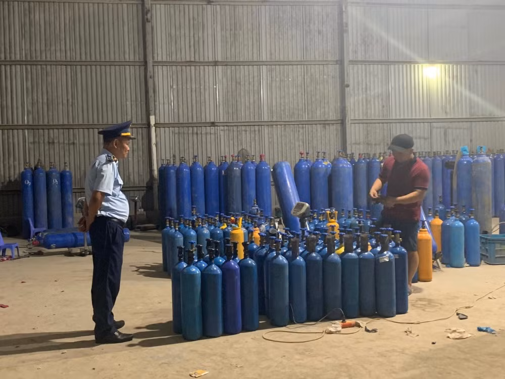 Số lượng lớn các bình chứa khí N2O đã bị lực lượng chức năng thu giữ.