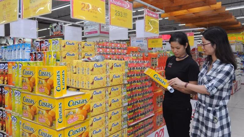 Người dân mua sắm hàng hóa tại một siêu thị trên địa bàn TP Hà Nội (Ảnh: TRẦN HẢI)
