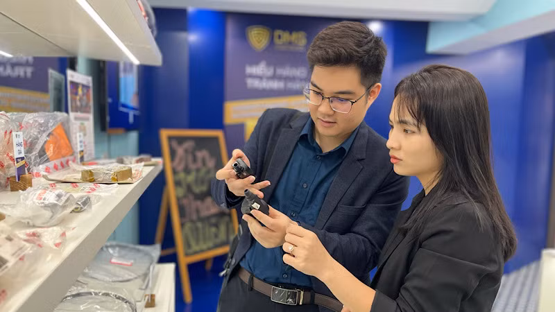Người tham quan phòng trưng bày đều đánh giá các sản phẩm bị làm giả rất tinh vi, nếu không có sản phẩm thật để so sánh thì khó phát hiện.