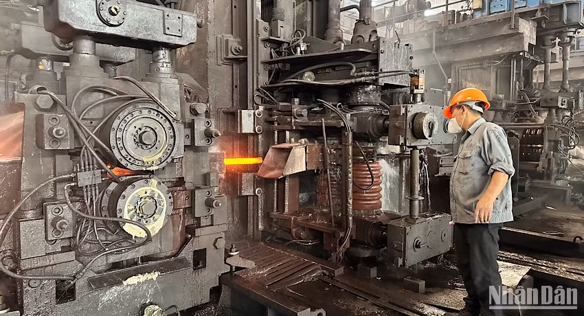 Sản xuất thép tại Công ty cổ phần Gang thép Thái Nguyên.