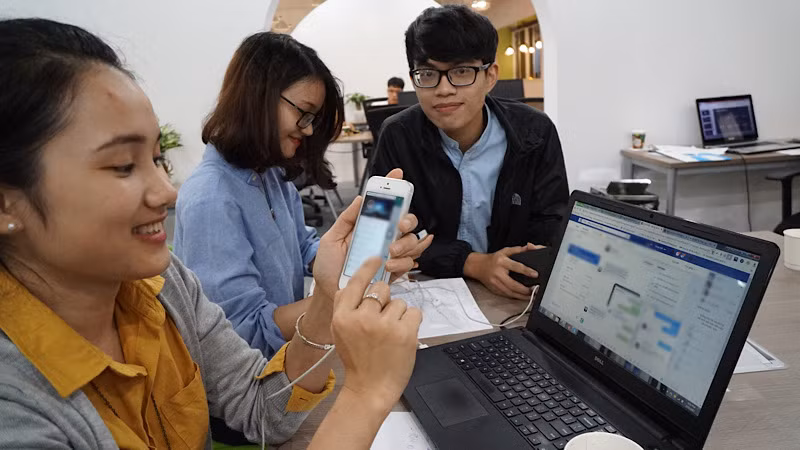 Người tiêu dùng ngày càng ưu tiên lựa chọn, mua sắm các sản phẩm trên sàn thương mại điện tử. (Ảnh: HÀ THU)