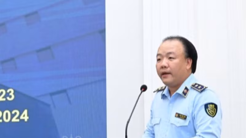 Tổng cục trưởng Quản lý thị trường Trần Hữu Linh báo cáo kết quả công tác Quản lý thị trường năm 2023. (Ảnh: Cấn Dũng)