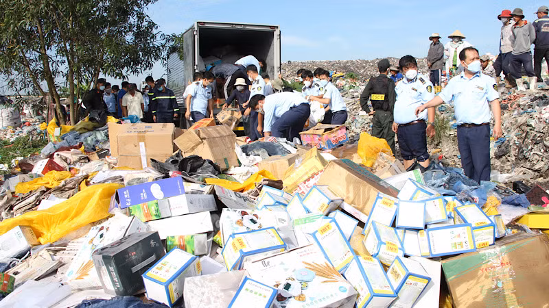 Lực lượng chức năng tỉnh Hậu Giang tiêu hủy thuốc lá nhập lậu