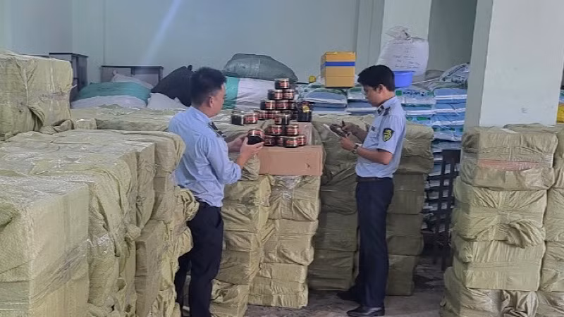 Lực lượng quản lý thị trường tỉnh Phú Yên đã tiến hành tạm giữ toàn bộ số hàng hóa để tiếp tục làm rõ và xử lý theo quy định của pháp luật.