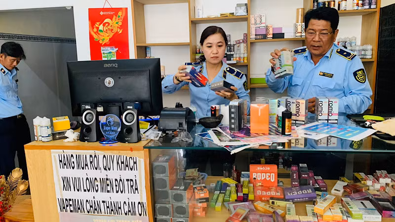 Lực lượng Quản lý thị trường kiểm tra, thu giữ thuốc lá điện tử vi phạm. (Ảnh: QUYÊN LƯU)