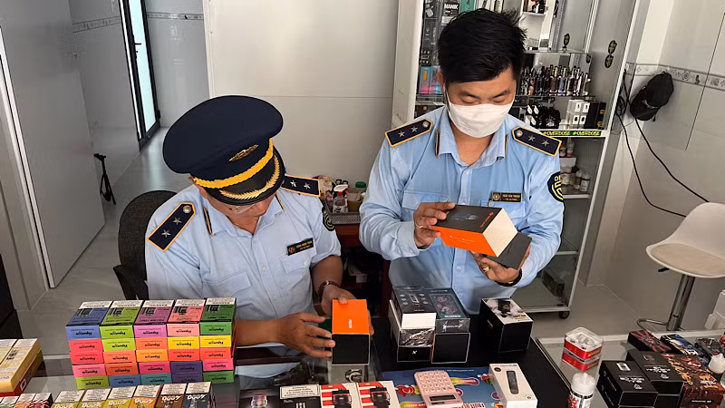 Lực lượng quản lý thị trường tỉnh Đồng Tháp xử lý vi phạm tại một cửa hàng kinh doanh thuốc lá điện tử trên địa bàn. 