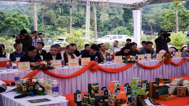 Các đại biểu tham dự Hội thảo các giải pháp thu hút đầu tư, khai thác, phát triển bền vững du lịch Nam Trà My gắn với Sâm Ngọc Linh.