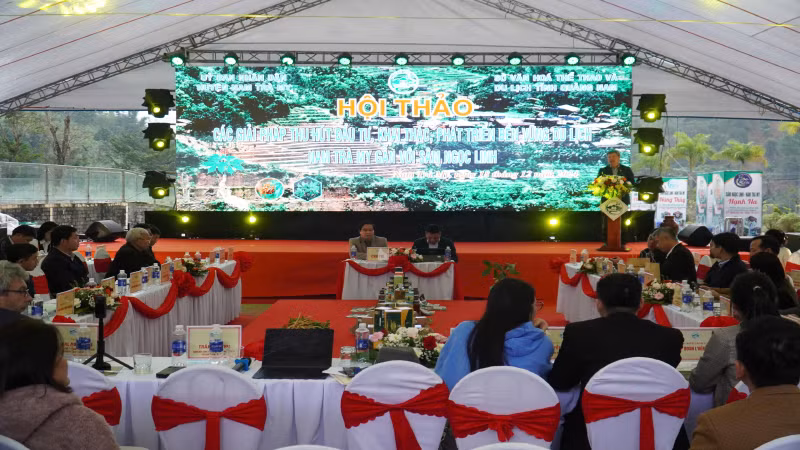 Toàn cảnh Hội thảo các giải pháp thu hút đầu tư, khai thác, phát triển bền vững du lịch Nam Trà My gắn với Sâm Ngọc Linh.