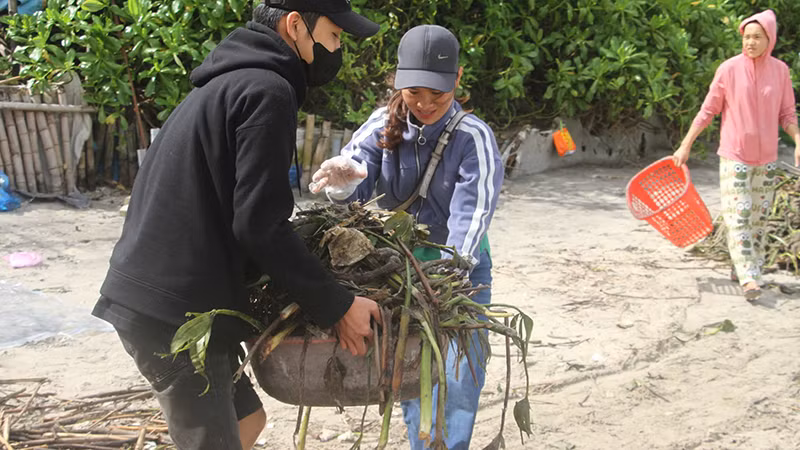 Người dân tích cực tham gia thu dọn rác, trả lại cảnh quan sạch đẹp cho bãi biển An Bàng.