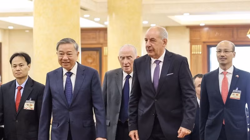 Tổng Bí thư Tô Lâm đón Tổng thống Hungary Sulyok Tamas. (Ảnh: TRẦN HẢI)