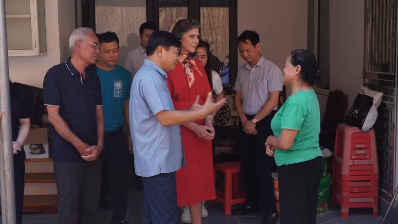 Lãnh đạo các đơn vị trung ương, địa phương và UNDP bàn giao ngôi nhà mới cho bà Bùi Thị Tập. (Ảnh: UNDP)