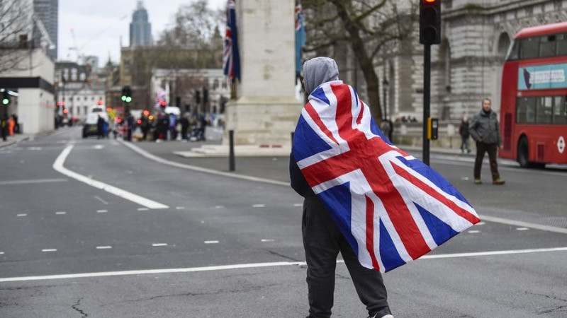 Một người dân Anh trên đường phố London, Britain vào ngày 31/1/2020. (Ảnh: Tân Hoa xã)