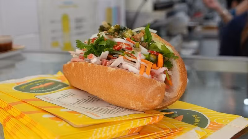 Người Australia ngày càng yêu thích món bánh mì Việt Nam - một lựa chọn bữa trưa vừa túi tiền, lại tiện lợi khi di chuyển. (Ảnh: Isabella Michie/ABC Radio National)