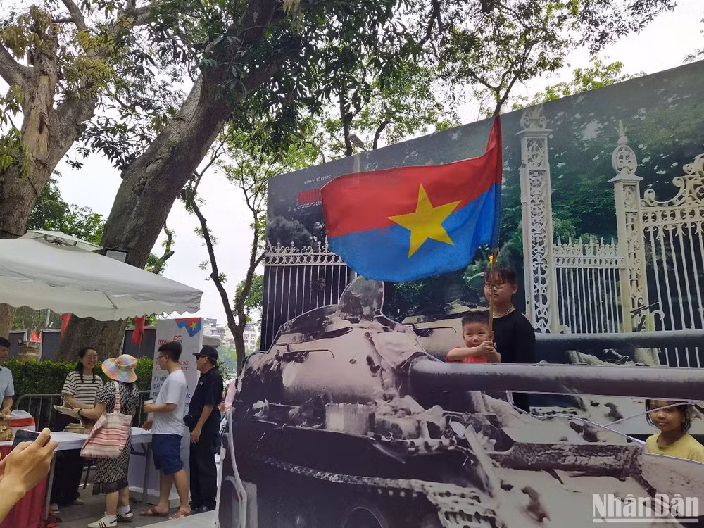 Hai con của chị Hoàng Thị Yến từ Sơn La tới tham quan triển lãm. (Ảnh: KIM CƯƠNG)