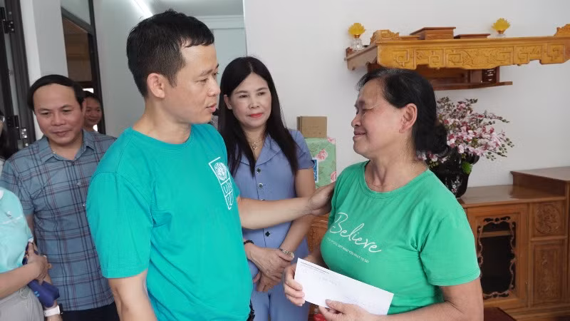 Bà Bùi Thị Tập cảm ơn sự hỗ trợ của các tổ chức và cơ quan đoàn thể giúp bà có được mái ấm mới an toàn, kiên cố trước mùa mưa bão năm nay. (Ảnh: UNDP)