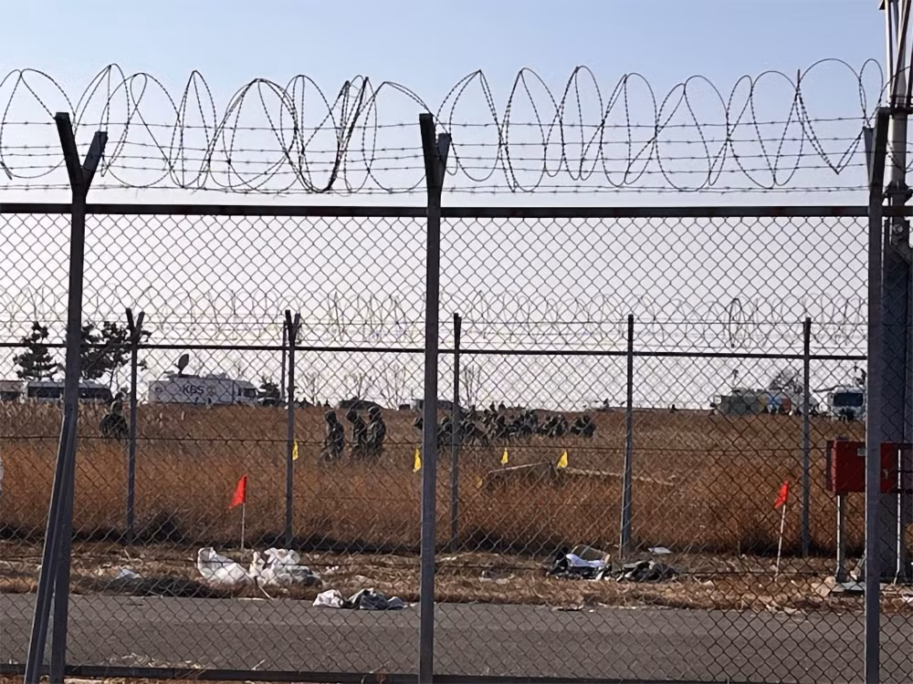 Các binh sĩ tham gia công tác tìm kiếm các nạn nhân của vụ tai nạn máy bay. (Ảnh: Reuters)