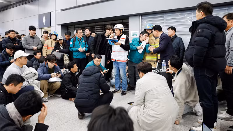 Thông báo tên của những hành khách thiệt mạng trong vụ tai nạn máy bay tại sân bay quốc tế Muan, Hàn Quốc, ngày 29/12/2024. (Ảnh: Reuters)