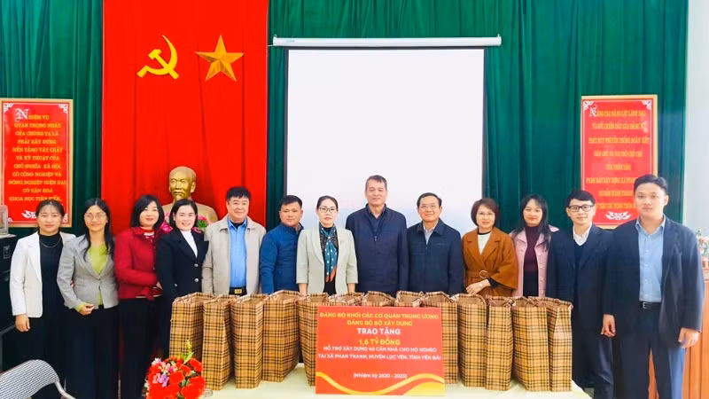 Lãnh đạo Bộ Xây dựng trao 1,6 tỷ đồng và quà hỗ trợ làm nhà cho xã Phan Thanh. (Ảnh: THANH SƠN)