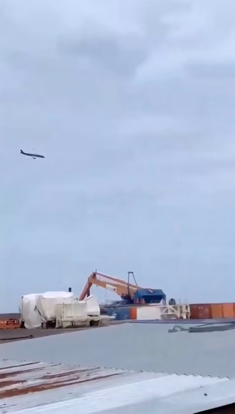 Một chiếc máy bay chở khách của Azerbaijan Airlines rơi gần thành phố Aktau, Kazakhstan. (Ảnh: Reuters)