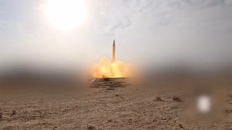 Một tên lửa siêu vượt âm do lực lượng Houthi phóng từ Yemen. (Ảnh: THX/TTXVN)