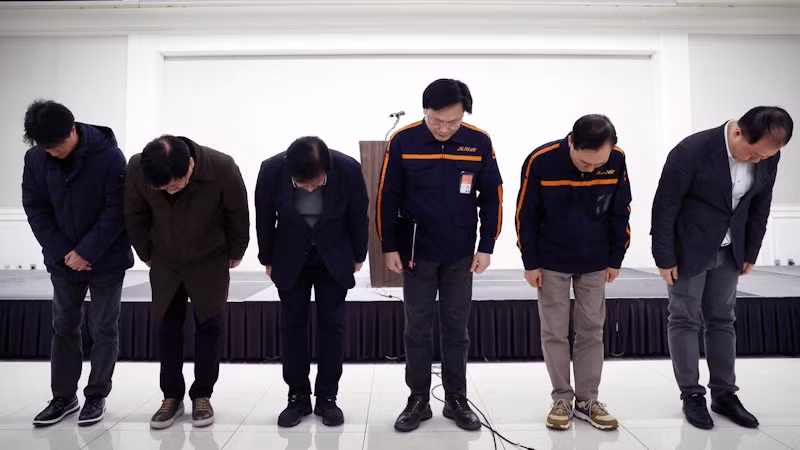 Giám đốc điều hành Jeju Air và các quan chức của hãng hàng không cúi đầu xin lỗi trong cuộc họp báo tại Seoul, Hàn Quốc, ngày 29/12/2024. (Ảnh: Reuters)