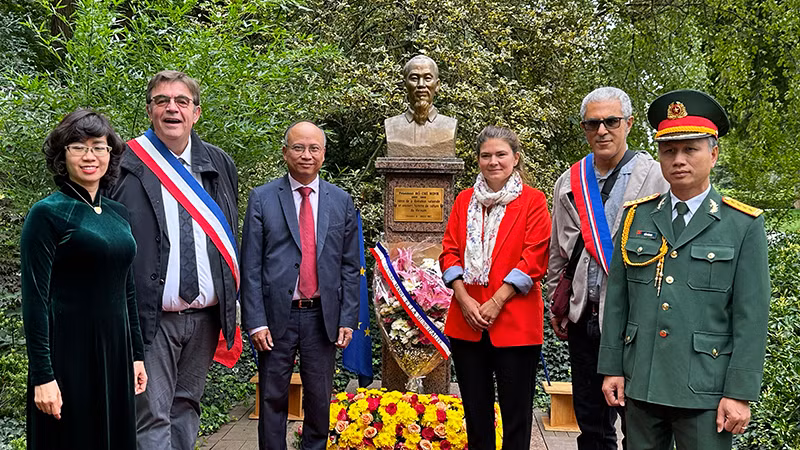 Lễ dâng hoa tại tượng đài Chủ tịch Hồ Chí Minh trong công viên Montreau (Pháp).