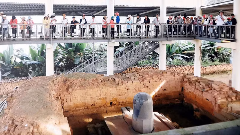 Các em học sinh tham quan Di tích quốc gia đặc biệt Cát Tiên.